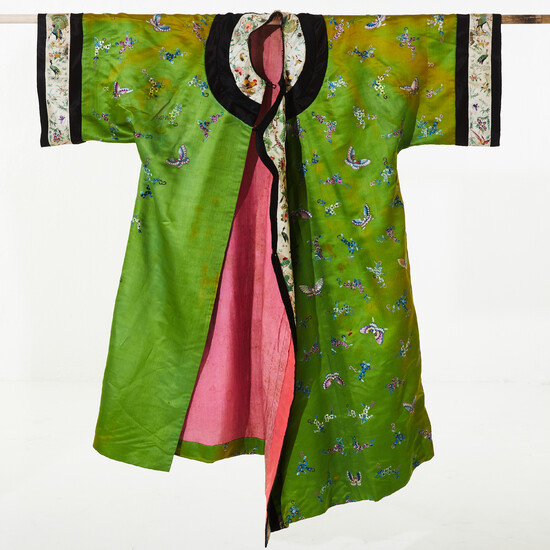 KIMONO, early 20th century, silk, richly embroidered.