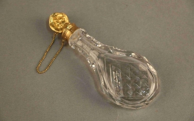Lenticular SALT BOTTLE made of crystal cut in diamond points. Cap and frame in repoussé gold. 18th century. Height : 29,3 cm