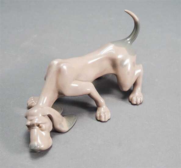 Lladro Porcelain Bloodhound Figurine, L: 7-1/2 in