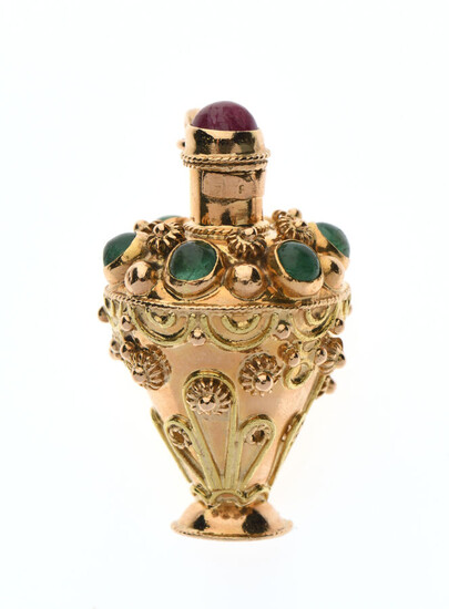 Lot 172 PENDENTIF "Vase" en or jaune et rose 750/°°ciselé à décor de cabochons d'émeraudes (égrisures, une...