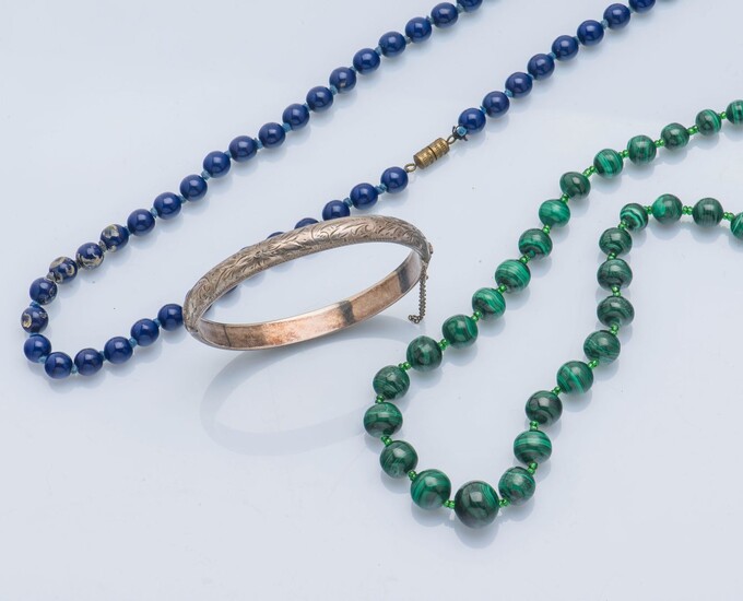 Lot de bijoux comprenant : – Un bracelet...