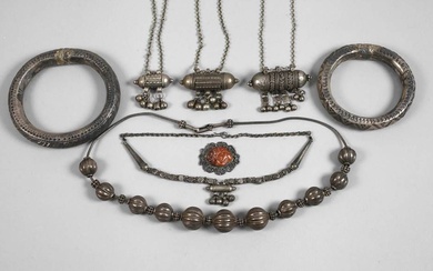 Lot de bijoux folkloriques en argent Moyen-Orient, 19e siècle, argent, la plupart non marqués, contrôlés,...