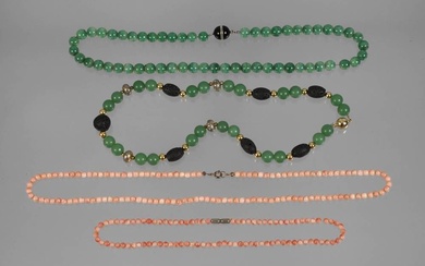 Lot de colliers 20e siècle, comprenant un collier avec des boules de chrysoprase et des...