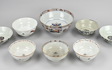 Lot de huit bols anciens en porcelaine chinoise. Entre autres ; rose de famille, imari,...