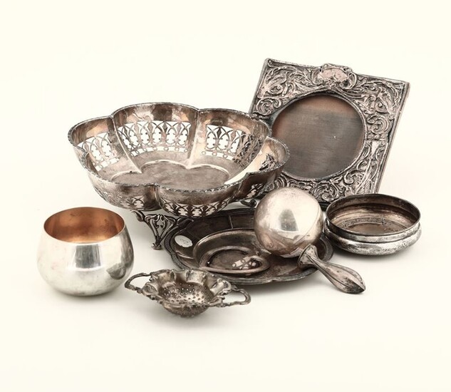 Lotto composto da oggetti in argento e metallo. XX secolo