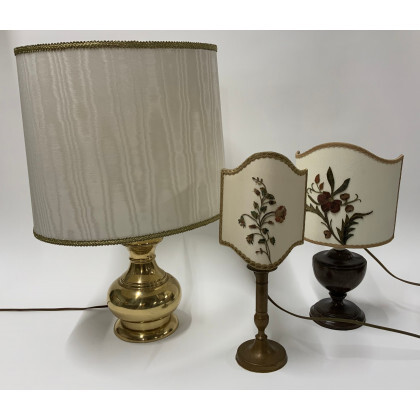 Lotto di tre lampade da tavolo a una luce di materiali differenti (h max cm 56) (difetti)