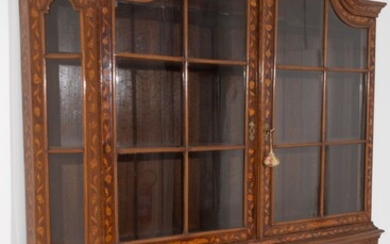 Mobile vetrina in legno intarsiato. Olanda. XVIII secolo. Misure...