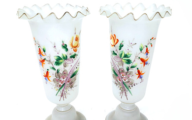 PAIR OF OPALINE VASES WITH HAND-PAINTED FLOWER MOTIF. MODERNIST ERA.