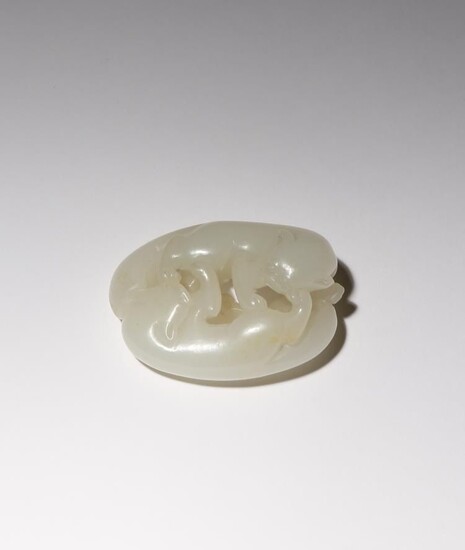 PENDANT "BADGERS" EN JADE BLANC CHINOIS 18e SIÈCLE De forme ovale, sculpté en ajouré avec...