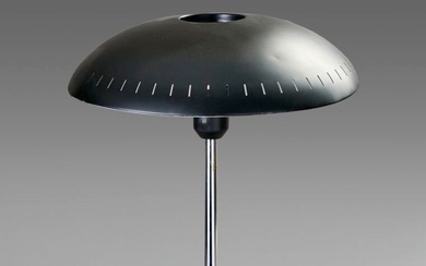 PHILIPS et Christian Louis Kalff (1897-1976) Lampe de bureau forme champignon en tôle émaillée noire...