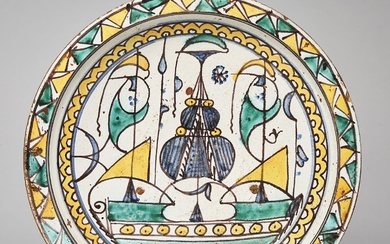 PLAT "À LA CARAVELLE" "Tobsil" décoré d'un voilier vert aux hublots ocre, avec des voiles...