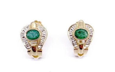 Pair of EARRINGS in 750 thousandths yellow gold holding an emerald in its centre in a setting of brilliant-cut diamonds. Length: 1.5 cm Gross weight: 4.59 gr. A pair of emerald and diamonds yellow gold earrings