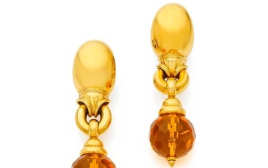 Pair of earrings in 18k yellow gold (750‰) each holding a tasseled and facetted citrine bead