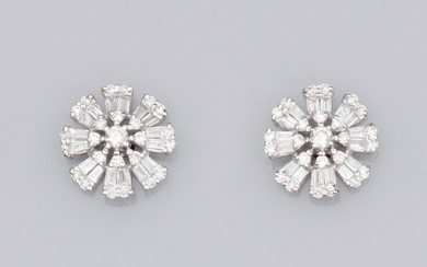 Paire de boucles d'oreilles fleurs en or gris 750°/°° (18K) , serties de diamants baguettes...