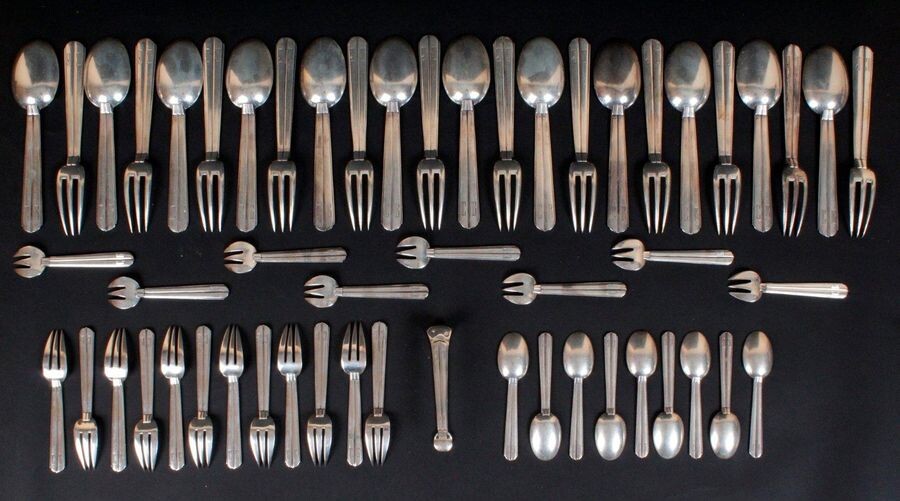 Housewife's part in silver 950 thousandths, model CHANTACO, monogrammed "C.B" including 12 place settings 11 oyster forks 12 cake forks 9 teaspoons 1 sugar tongs 1 sauce spoon. PUIFORCAT Weight : 2.575 kg Model created by Jean Puiforcat, it is...