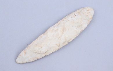 Période néolithique Lame de poignard foliacée en silex taillé blanc. Long. 17,5 cm.
