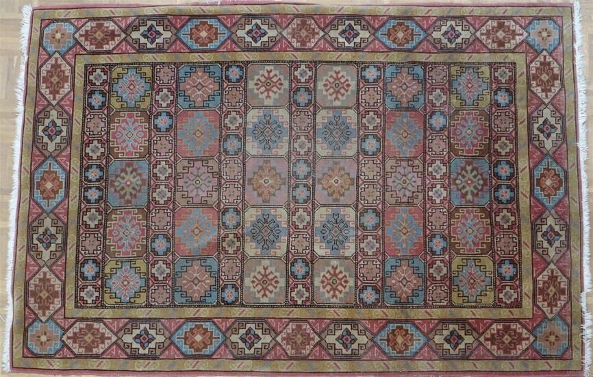 (-), Perzisch tapijt 200 x 130