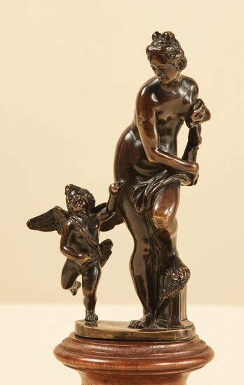 Petite Vénus et Cupidon en bronze à patine... - Lot 72 - Pierre Bergé & Associés