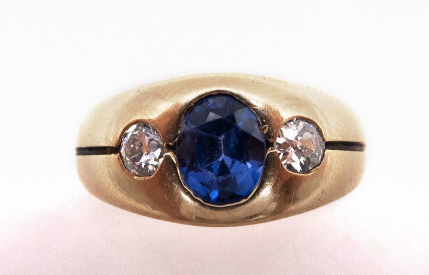 RING in 14K yellow gold holding an oval sapphire with two diamonds. TDD: 56. Gross weight : 7.2 gr. A sapphire, diamond and gold ring.