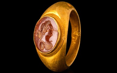 ROMAN GOLD FINGER RING WITH CARNELIAN INTAGLIO DEPICTING A YOUNG...