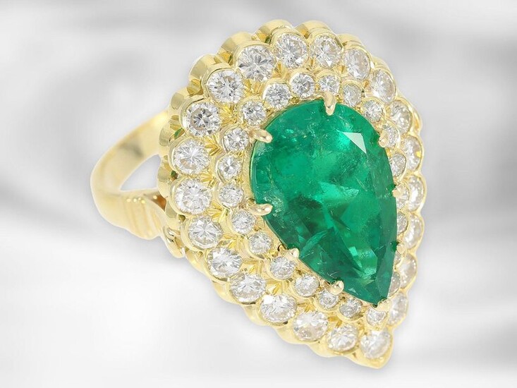 Ring: precious diamond ring with large emerald drop, total approx. 6.4ct, 18K yellow gold
