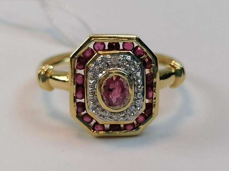 Ring with cut sides in yellow gold 750/1000è decorated with an oval cut ruby and 18 small round rubies surrounded by 2 small diamonds. TDD: 52. PB: 2,65 grs