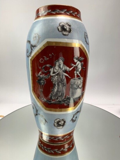 SEVRES- Vase ovoïde en porcelaine à décor à l'antique dans des cartouches bordés de guirlandes,...