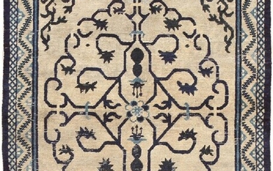 SMALL CHINESE NINGXIA RUG. 4 ft 4 in x 3 ft 6 in (1.32 m x 1.07 m).