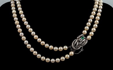 Sautoir composé de deux rangs de perles de culture japonaises (9,3-8,8 mm) avec un large...
