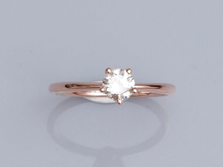 Solitaire ring in pink gold750°/00 (18K), set with a brilliant cut diamond of 0.43 ct (weight). 2.2 g. TDD 53. Width: 5.7 mm