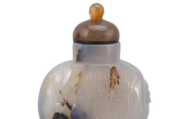 CHINESE CARVED AGATE SNUFF BOTTLE In spade shape....