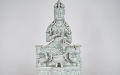 Statuette en porcelaine blanc de Chine assise en méditation tenant un amitaba dans sa main...