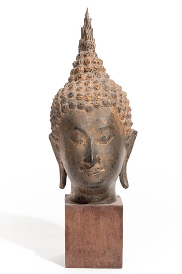 THAÏLANDE, Tête en bronze à traces de laque d'or d'un bouddha de style Sukhothai Siam,...