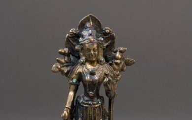 TIBET - XIIIe/XIVe siècle Statuette en laiton de Prajnaparamita debout sur le lotus, la main...