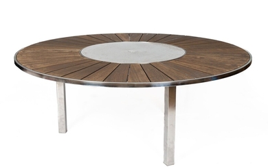 Table circulaire d'extérieur en métal chromé et lattes de bois. Travail contemporain. H_72 cm D_185...