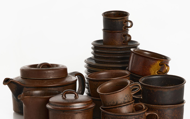 ULLA PROCOPÉ. A 15-piece stoneware tea/coffee set “Ruska”, Arabia, Finland.