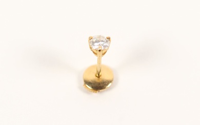 Un bouton d'oreilles en or jaune orné d'un diamant taillé en brillant calibrant 0,20 carat...