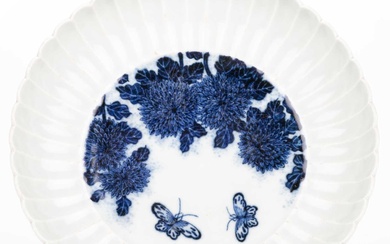 V A CHINESE BLUE AND WHITE PORCELAIN FOLIATE-RIM DISH, QING DYNASTY