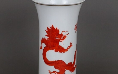 Vase - Meissen, 20e siècle, décor "Dragon rouge", porcelaine, forme allongée en cloche sur une...