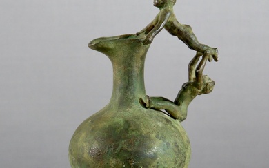Vase en bronze, réplique étrusque, anse en forme de 2 enfants jouant, H. 19 cm