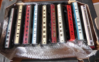 Vintage model railway. Selection of incomplete and compete OO gauge...