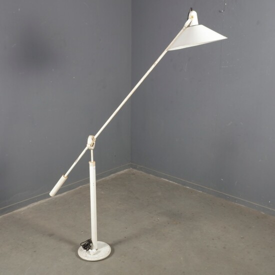 Witgelakte stalen staande hengellamp, ontwerp Jan Hoogervorst, uitvoering Anvia,...