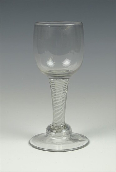 (-), slingerglas met rechte kelk en brede spiraal...