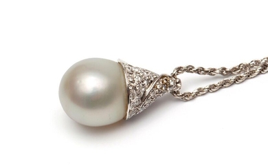 18krt. White gold pearl pendant on fine necklace,...