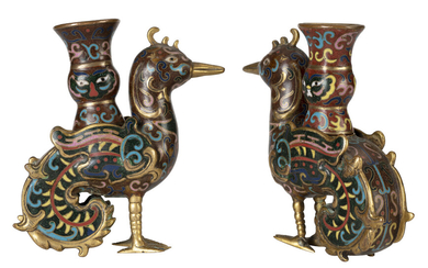 2 phœnix en émaux cloisonnés portant chacun un vase gu sur le dos, Chine, XXe s., les phœnix décorés de rinceaux, les vases gu amovibl