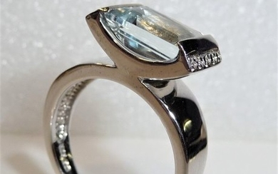 14 kt. White gold - Ring, Creative design 4.5 ct. Aquamarine + 0.10 ct. diamonds