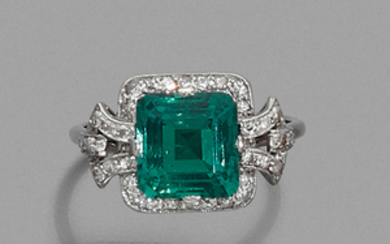 BEAUTIFUL EMERALD RING An emerald, diamond and platinum ring. Weight...