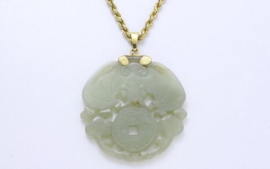 750 thousandths gold pendant holding an openwork jade plate with Asian elephant decoration. It is accompanied by a twisted chain in 750 thousandths gold decorated with a spring ring clasp.