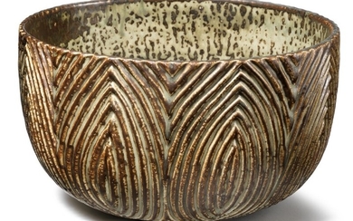 Axel Salto: A circular stoneware bowl. Exterior modelled with fluted relief decor. Decorated with Sung glaze. Signed Salto, 20568. H. 15,5 cm. Diam. 26,5 cm.
