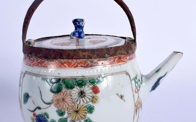 A 17TH/18TH CENTURY CHINESE FAMILLE VERTE TEAPOT AND